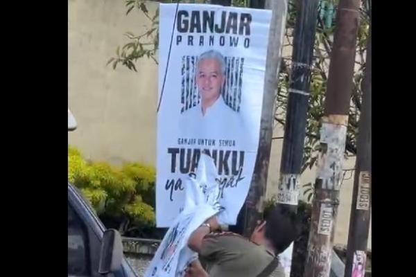 Saat spanduk Ganjar dicopoti, alat peraga yang memuat gambar Capres lain dan milik Partai Solidaritas Indonesia (PSI) dibiarkan ada.