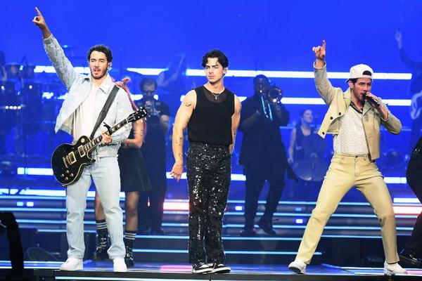 Jonas Brothers Abadikan Keindahan Musim Gugur dengan Pose Dadakan