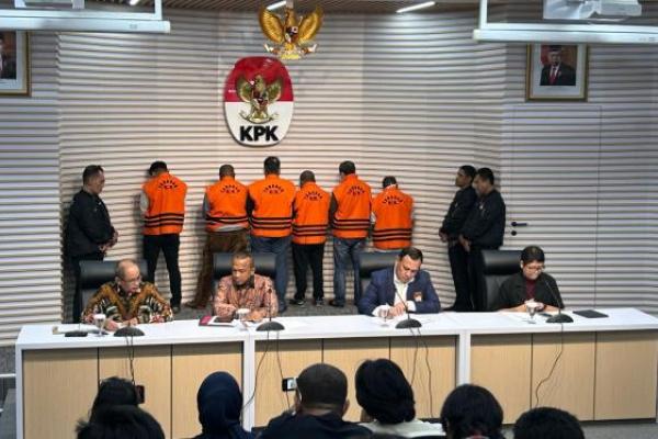 KPK mengamankan 10 orang saat melakukan operasi senyap tersebut di dua daerah, yakni Kabupaten Sorong Papua dan Jakarta.
