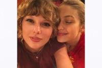 Dipakai Taylor Swift, Jaket Lini Gigi Hadid Langsung Diserbu Penggemar!