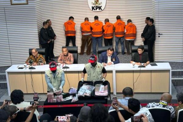 Penetapan tersangka ini dilakukan KPK melalui gelar perkara setelah memeriksa para pihak yang ditangkap dalam OTT pada Minggu, 12 November 2023.