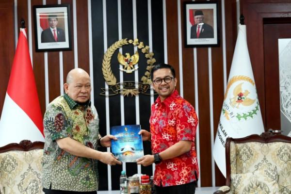 Syukur puji Tuhan kita sudah sampaikan undangan kepada Beliau, dari pertemuan tadi, beliau memberikan pesan yang sangat luar biasa bahwa momentum Natal DPR ini mari kita jadikan sebagai momentum merawat kerukunan umat beragama dan merawat Indonesia.