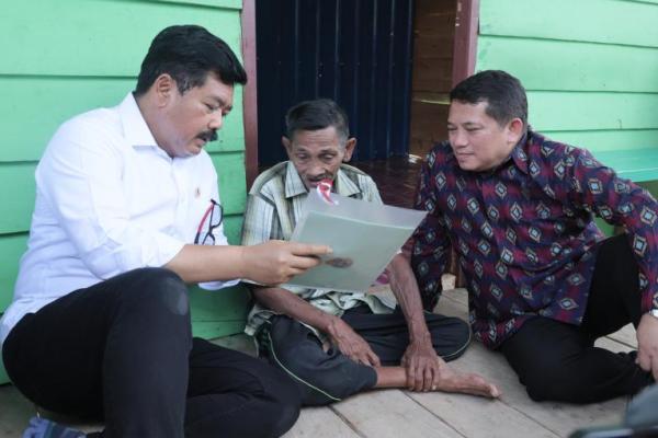 Menteri ATR/BPN Hadi Tjahjanto serahkan sertipikat kemasyarakat Suku Bajo di Desa Anaiwoi, Kabupaten Kolaka, Sulawesi Tenggara