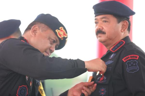 Hadi Tjahjanto menerima penganugerahan Warga Kehormatan Utama Korps Brimob Polri di HUT 78 Korps Brimob Polri