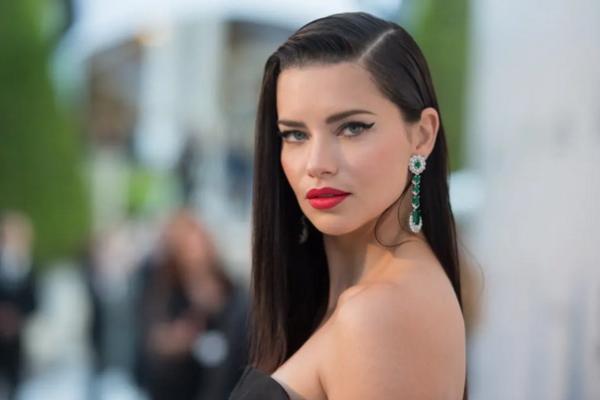 Supermodel Adriana Lima Dituduh Penggemar Lakukan Facelift