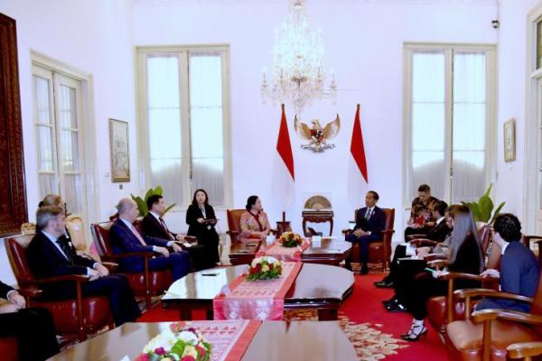 Ketua DPR RI sekaligus Ketua DPP PDI Perjuangan (PDIP) Puan Maharani bertemu dengan Presiden Joko Widodo (Jokowi) di Istana Kepresidenan. Apakah ada pembahasan politik dalam pertemuan Puan dan Jokowi?