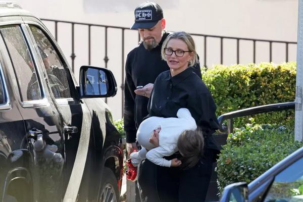 Cameron Diaz and Benji Madden Ajak Putri Kesilanya Jalan-Jalan