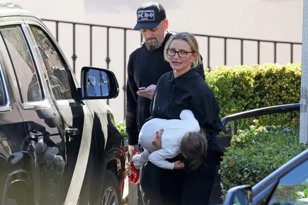 Cameron Diaz dan Benji Madden Ajak Putri Kecilnya Jalan-jalan