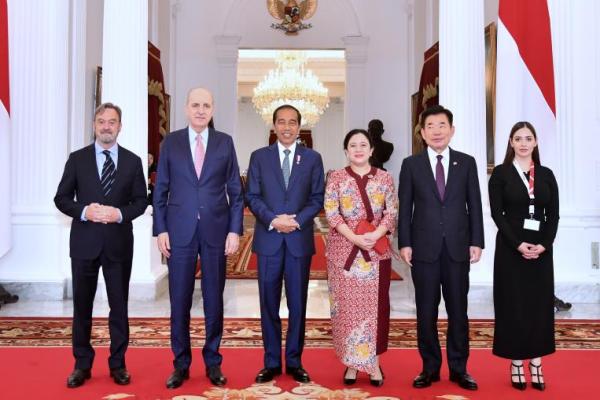 Dalam pertemuan itu, Jokowi dan pimpinan parlemen 5 negara middle power tersebut membahas soal isu konflik Israel-Palestina.