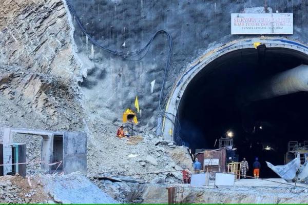 Hambatan Pengeboran Menunda Penyelamatan 41 Pekerja di Terowongan India