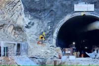 Penyelamat Lanjutkan Pengeboran untuk Keluarkan 41 Pekerja di Terowongan India