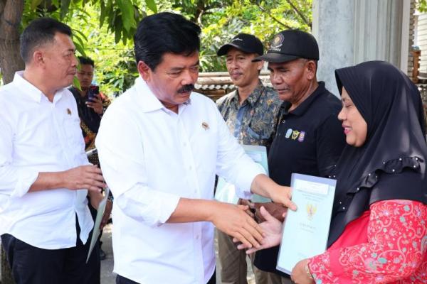 Menteri ATR/BPN kembali menyerahkan puluhan sertifikat tanah kepada warga korban Lapindo