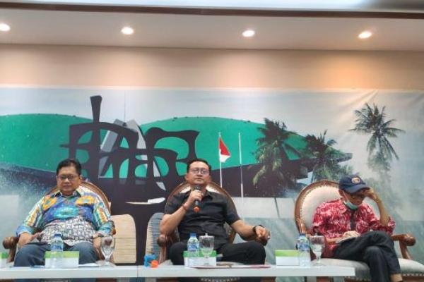 Saya kira posisi kami atau AMIN yang pertama melindungi petani tembakau. Itu merupakan satu hal yang tak bisa ditawar. Jadi petani memiliki hak konstitusional untuk dilindungi oleh negara mereka juga punya hak juga untuk mendapatkan jaminan bahwa kerja-kerjanya dilindungi. Baik itu produksinya atau pasca produksinya.