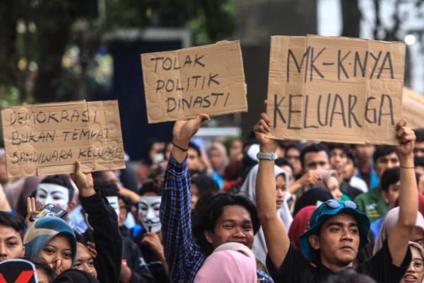 Kemudian, putusan MK menunjukkan bahwa di Indonesia terjadi kemunduran demokrasi yang perlu kita kroscek terus menerus sebagai sipil maupun mahasiswa.