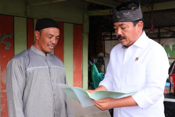 Menteri ATR/Kepala BPN, Hadi Tjahjanto serahkan sertipikat di lokasi redistribusi tanah yang disebut juga dengan Desa Jurang Kuali.