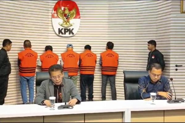 Penetapan tersangka mereka buntut dari operasi tangkap tangan (OTT) yang digelar tim penindakan KPK di Provinsi Kaltim, pada Kamis (22/11).