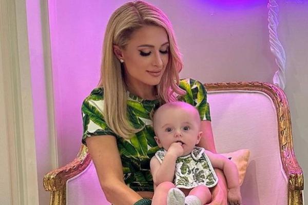 Paris Hilton tak Sabar Rayakan Natal dengan Phoenix dan Putri Barunya