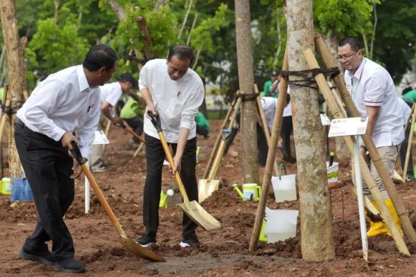 Mentan Amran Dampingi Presiden Gerakan Tanam Pohon Bersama Sebagai Menteri LHK Ad-Interim