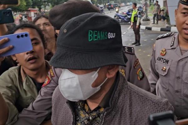 Ia juga enggan menjawab saat ditanya soal penggeledahan yang dilakukan penyidik di ruang kerjanya di Kantor BPK RI.