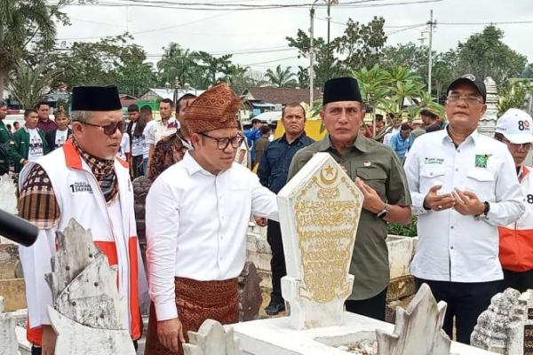 Terlihat Cak Imin beserta rombongan melantunkan doa-doa dengan khusyuk di depan makam Amir Hamzah tersebut.