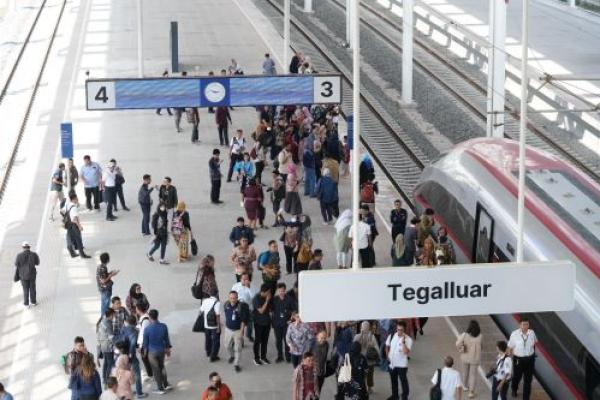 Kereta Cepat Whoosh telah melayani 1.028.216 penumpang hingga 25 Desember 2023 kemarin atau dalam kurun waktu dua bulan beroperasi