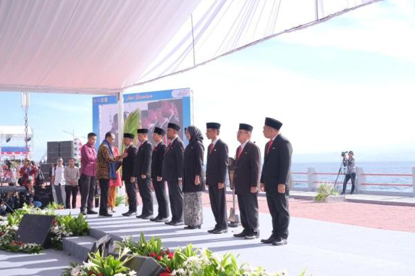 Penyematan gelar itu dilakukan langsung oleh Menteri Perhubungan Budi Karya Sumadi selaku Ketua Pelaksana Pusat Hari Nusantara (Harnus) 2023.