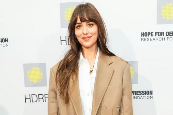 `Beauty Sleep`, Dakota Johnson Harus Tidur Minimal 10 Jam per Hari