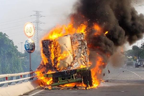 Beredar video di media sosial sebuah truk terbakar dan melahap seluruh muatannya