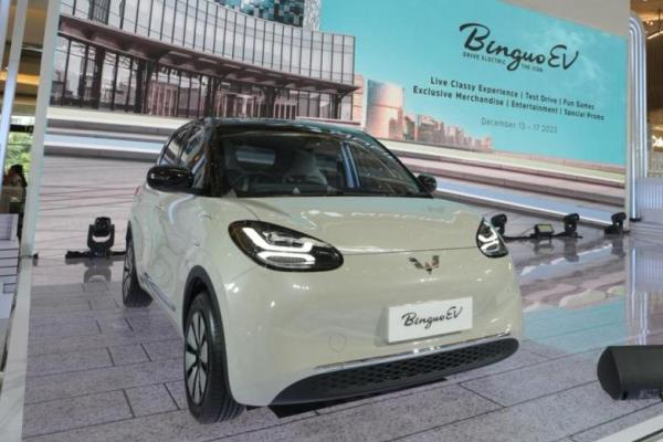 Wuling Motors resmi meluncurkan kendaraan listrik Wuling BinguoEV yang hadir dalam dua varian, pada Jumat (15/13) kemarin.