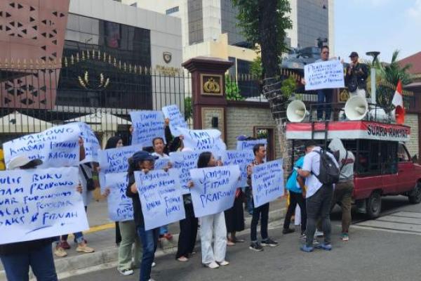 Mereka mendesak polri untuk memeriksa berbagai pihak terkait tuduhan yang dialamatkan kepada Prabowo terkait pelanggaran HAM masa lalu. 
