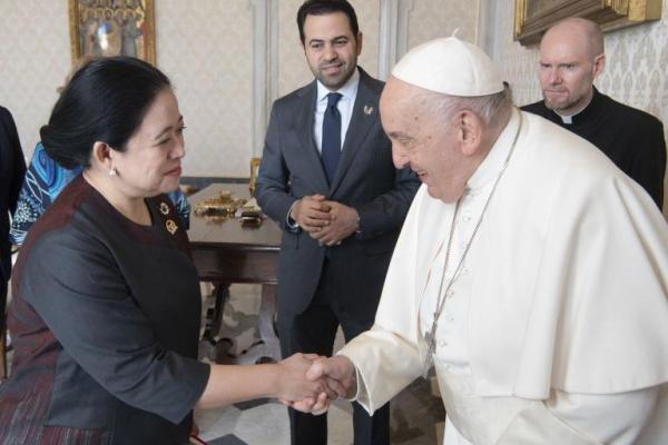 Ketua DPR RI Puan Maharani bertemu dengan Paus Fransiskus di Vatikan. Puan disambut pemimpin Gereja Katolik itu saat datang bersama dengan Presiden ke-5 RI, Megawati Soekarnoputri.
