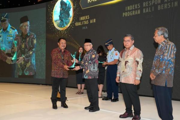 Wakil Presiden RI Ma`ruf Amin menyerahkan penghargaan Anugerah Kinerja Pengelolaan Lingkungan Hidup Daerah, kepada delapan penerima di Hotel Bidakara, Jakarta, pada Rabu (20/12) kemarin.