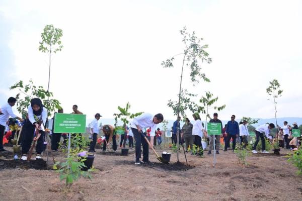 Menteri Lingkungan Hidup dan Kehutanan (LHK) Siti Nurbaya mendampingi Presiden RI Joko Widodo, melakukan penanaman pohon di sejumlah titik di Ibu Kota Nusantara (IKN)