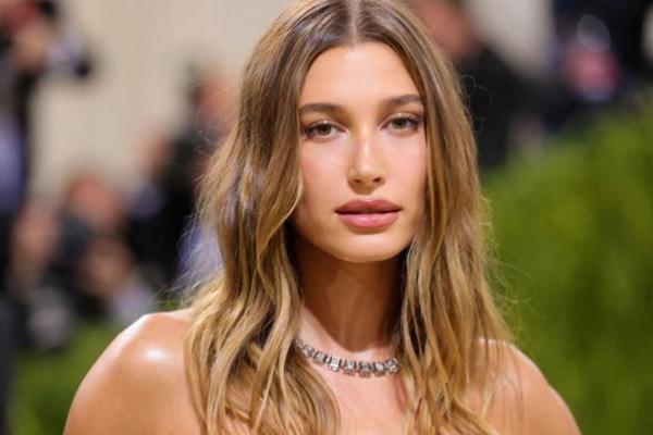 Sudah Punya 20 Tato, Hailey Bieber Pamer Tinta Kecil Baru