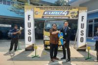 KTB Donasikan Fuso Canter Euro 4 ke SMK Assalaam Bandung