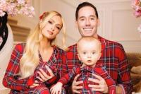 Momen Manis Paris Hilton Punya Foto Natal Pertama Keluarga