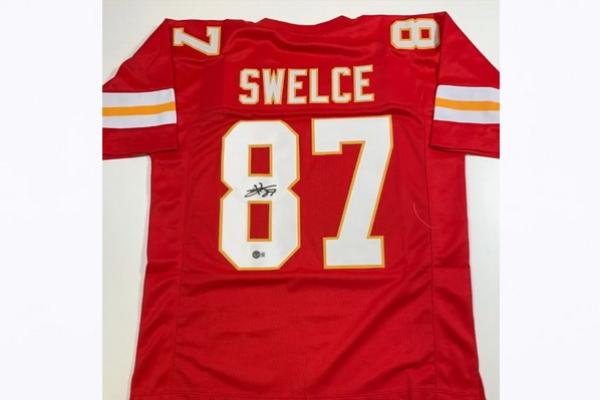  
NFL Lelang Jersey Khusus `Swelce` Sebutan Populer Taylor Swift dan Travis Kelce