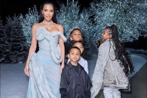  
Pesta Natal Kim Kardashian, North West Pakai Jaket Perak Balmain Ayahnya