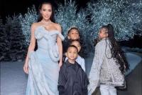 Pesta Natal Kim Kardashian, North West Pakai Jaket Perak Balmain Ayahnya