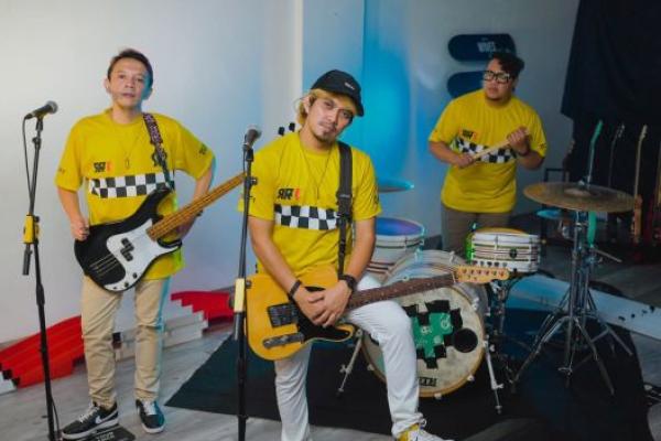 Vokalis band Rocket Rockers, Aska Pratama meminta jangan ada larangan promosi untuk tembakau terlebih di event musik