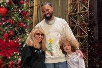 Liburan Natal, Drake Habiskan Waktu Bersama Ibu dan Anak Kesayangannya