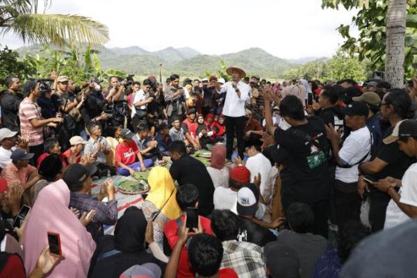 Sebanyak 1000 petani antusias menyambut kedatangan Ganjar Pranowo untuk berdialog di Desa Cangkrep Lor, Kabupaten Purworejo, Minggu (31/12).