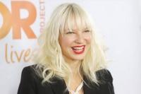 Pesta Natal Kardashian Jadi Ajang Penampilan Pertama Sia Usai Operasi Sedot Lemak