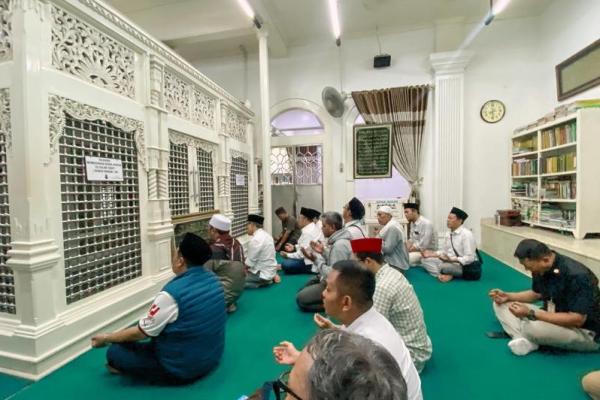 Ziarah ke Makam Habib Husein diperkenalkan oleh Presiden RI ke-4 KH Abdurahman Wahid bahwa doa di makam wali itu cenderung dimudahkan segala urusan.