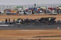 Pekerja Mulai Membersihkan Puing Pesawat yang Bertabrakan di Bandara Jepang