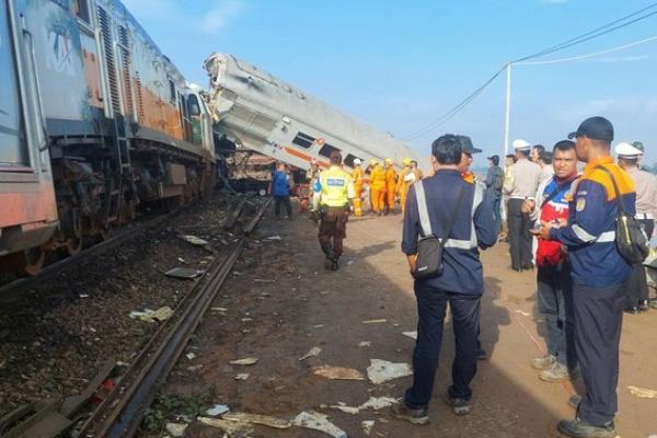 KAI masih melakukan evakuasi dua rangkaian kereta api dan perbaikan jalur rel yang mengalami kerusakan.