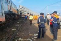 Kereta Api Turangga dan Bandung Raya Tabrakan Adu Banteng