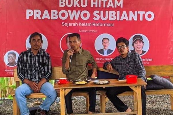 Sejumlah Aktivis Mahasiswa, Badan Eksekutif Mahasiswa, Aktivis Lingkungan, Pegiat Pemilu dan Demokrasi menggelar Bedah Buku Hitam Prabowo Subianto; 