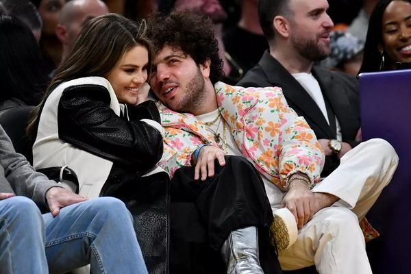 Single Genit `Love On` Selena Gomez Dikomentari Sang Pacar Benny Blanco