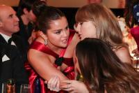 Selena Gomez dan Taylor Swift Gosipin Timothee Chalamet di Golden Globes 2024